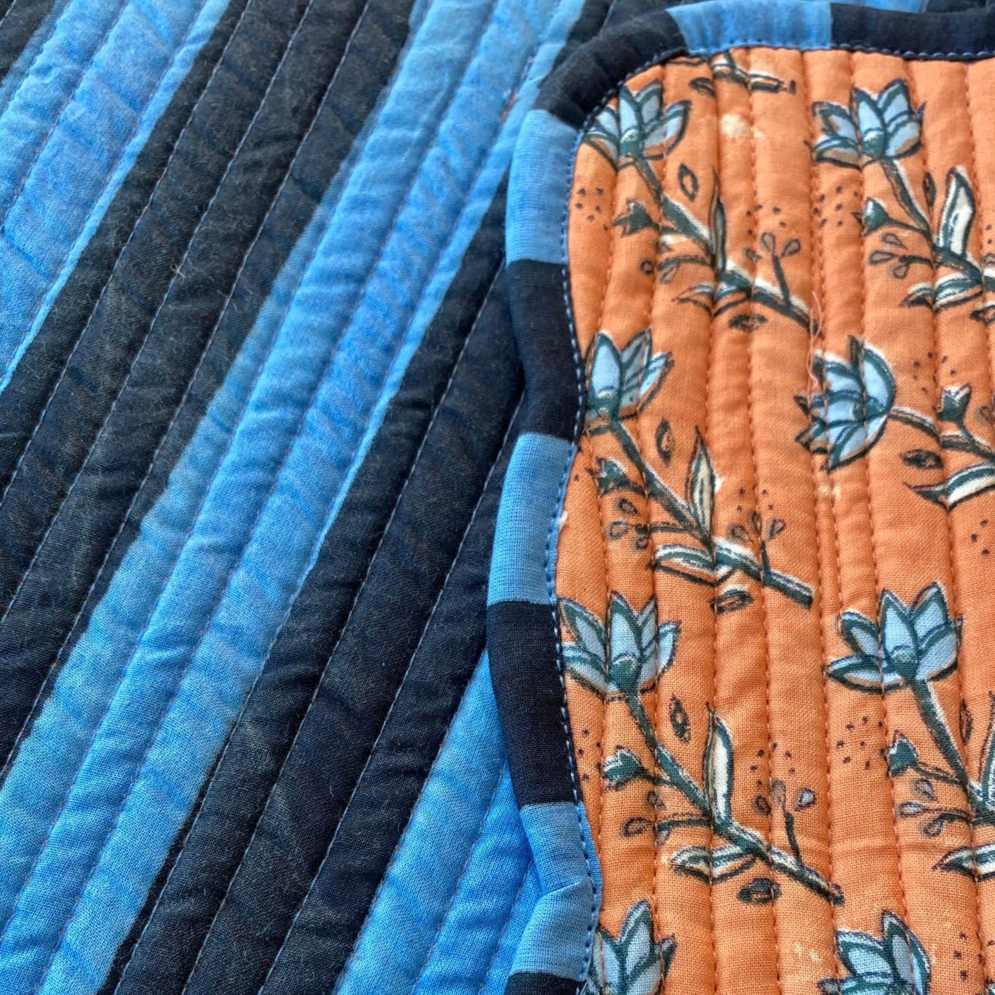 Rayas y flor azul con base melocotón
