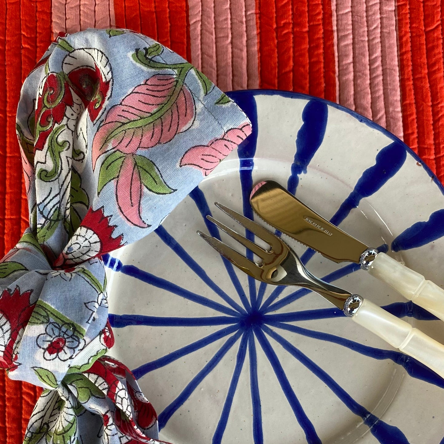 FLORES GUINDA SOBRE FONDO AZUL