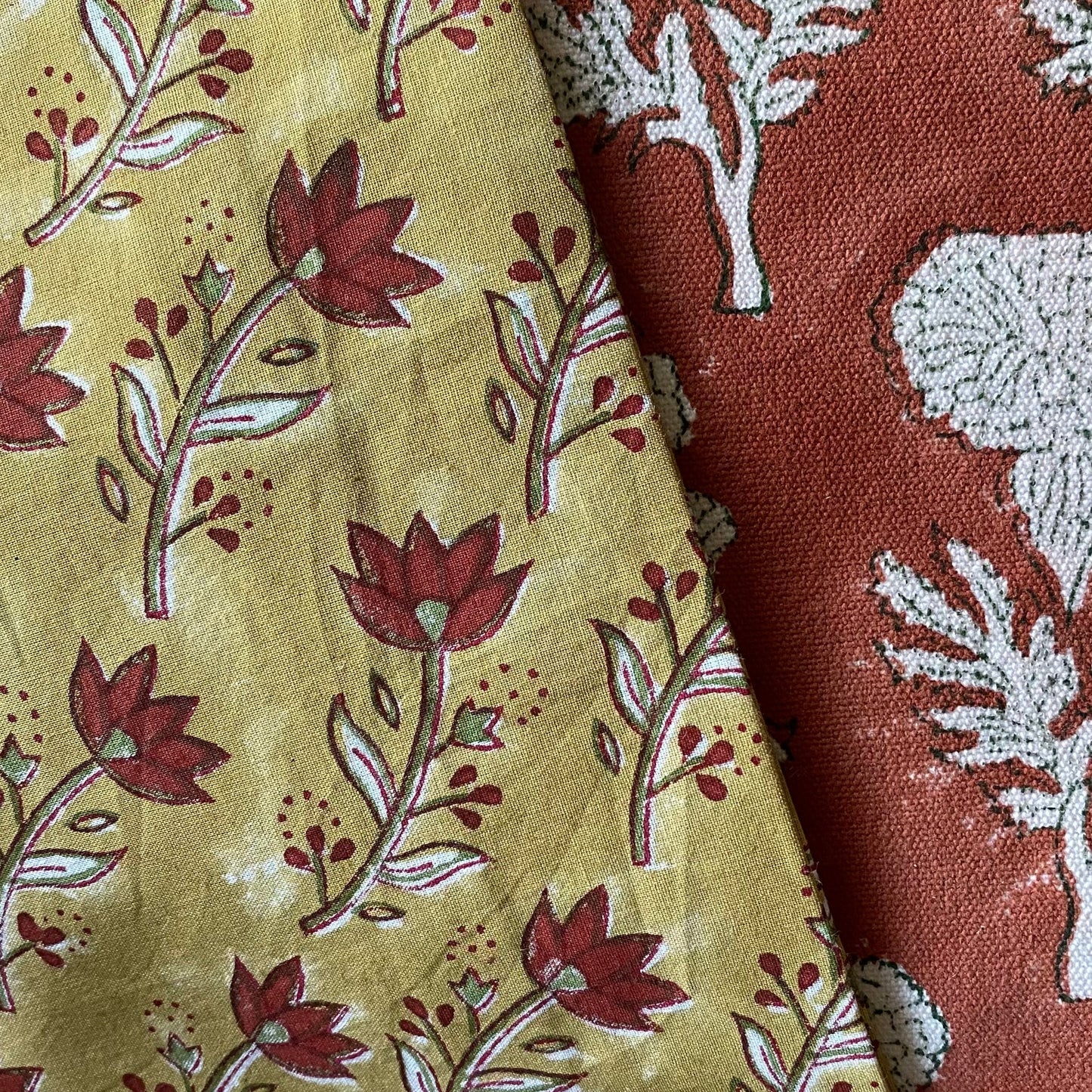 RAYA MARRON Y FLOR MOSTAZA