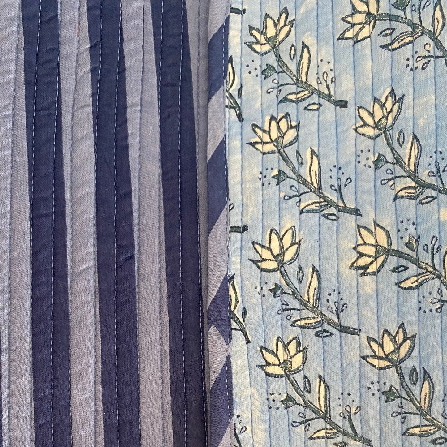 RAYAS AZULES Y FLORES