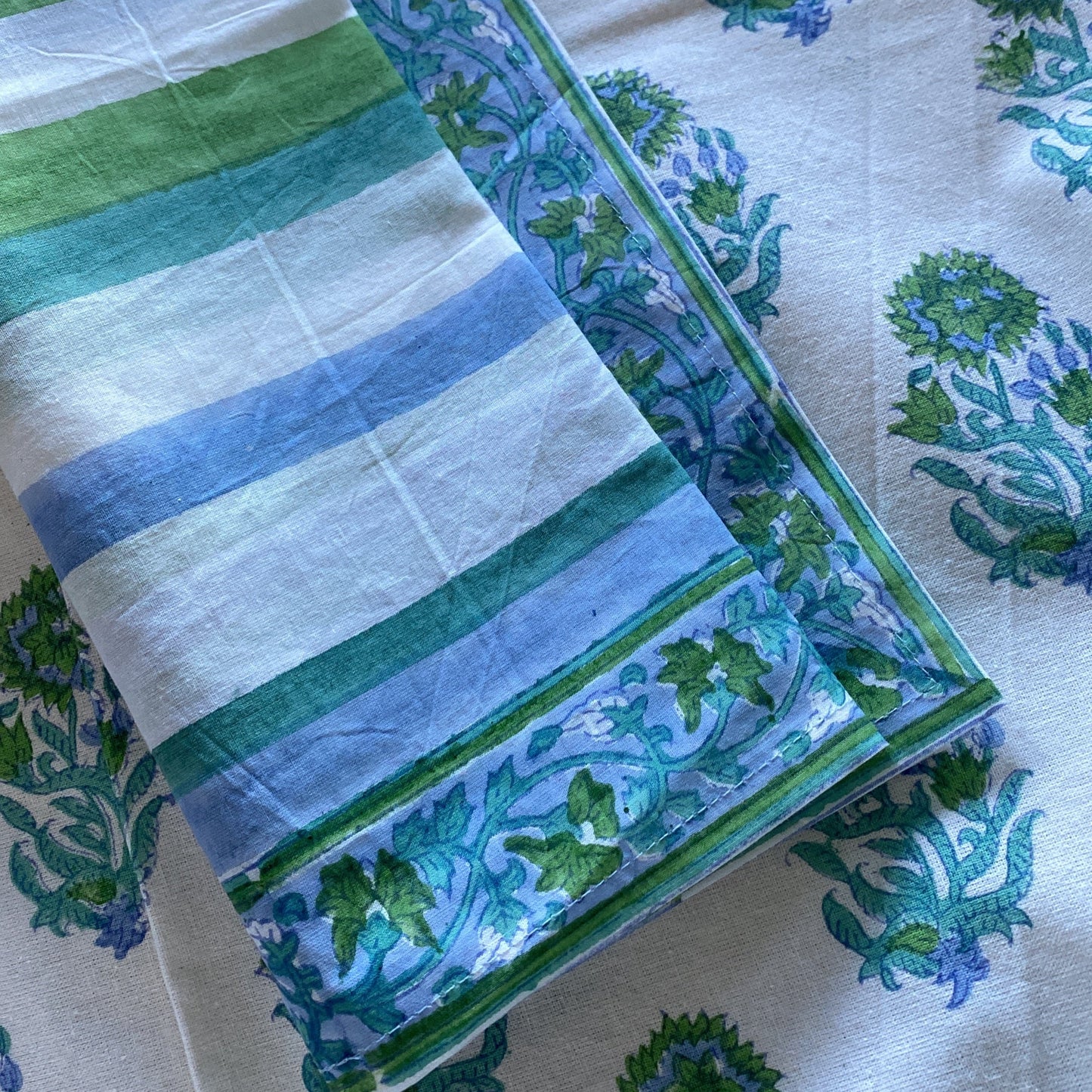 FLORES FRESCAS VERDE Y AZUL