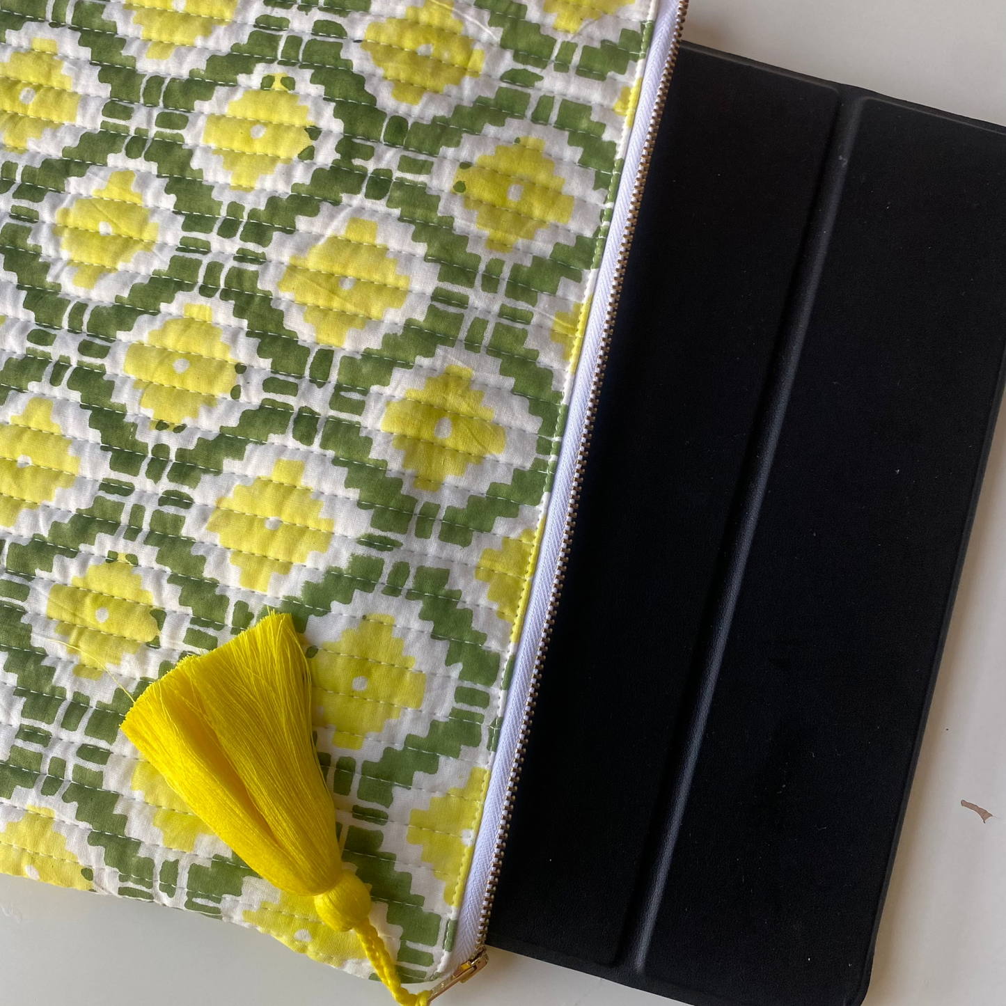 FUNDA TABLET GEOMETRÍA LIMÓN Y CAQUI.