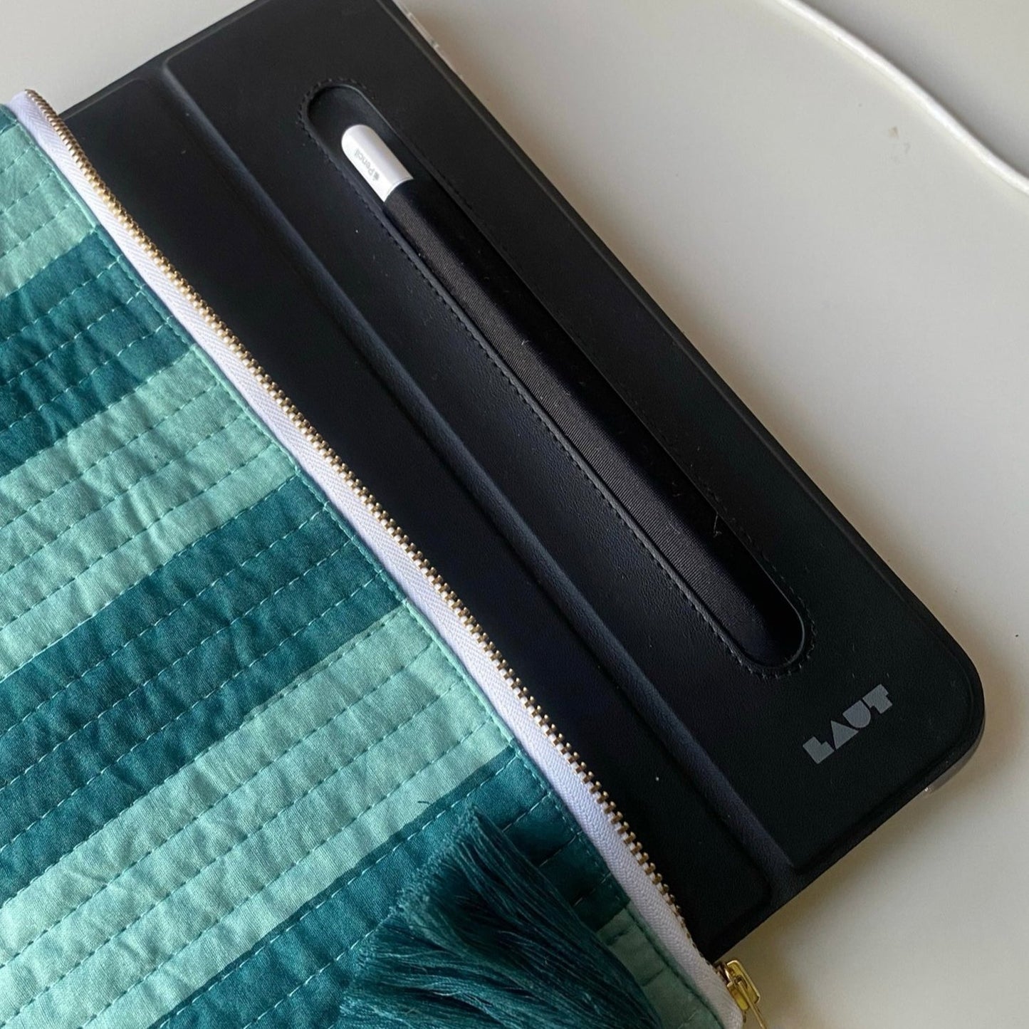 FUNDA TABLET RAYAS VERDES .