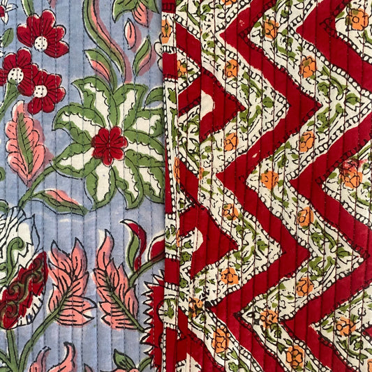 FLORES GUINDA SOBRE FONDO AZUL