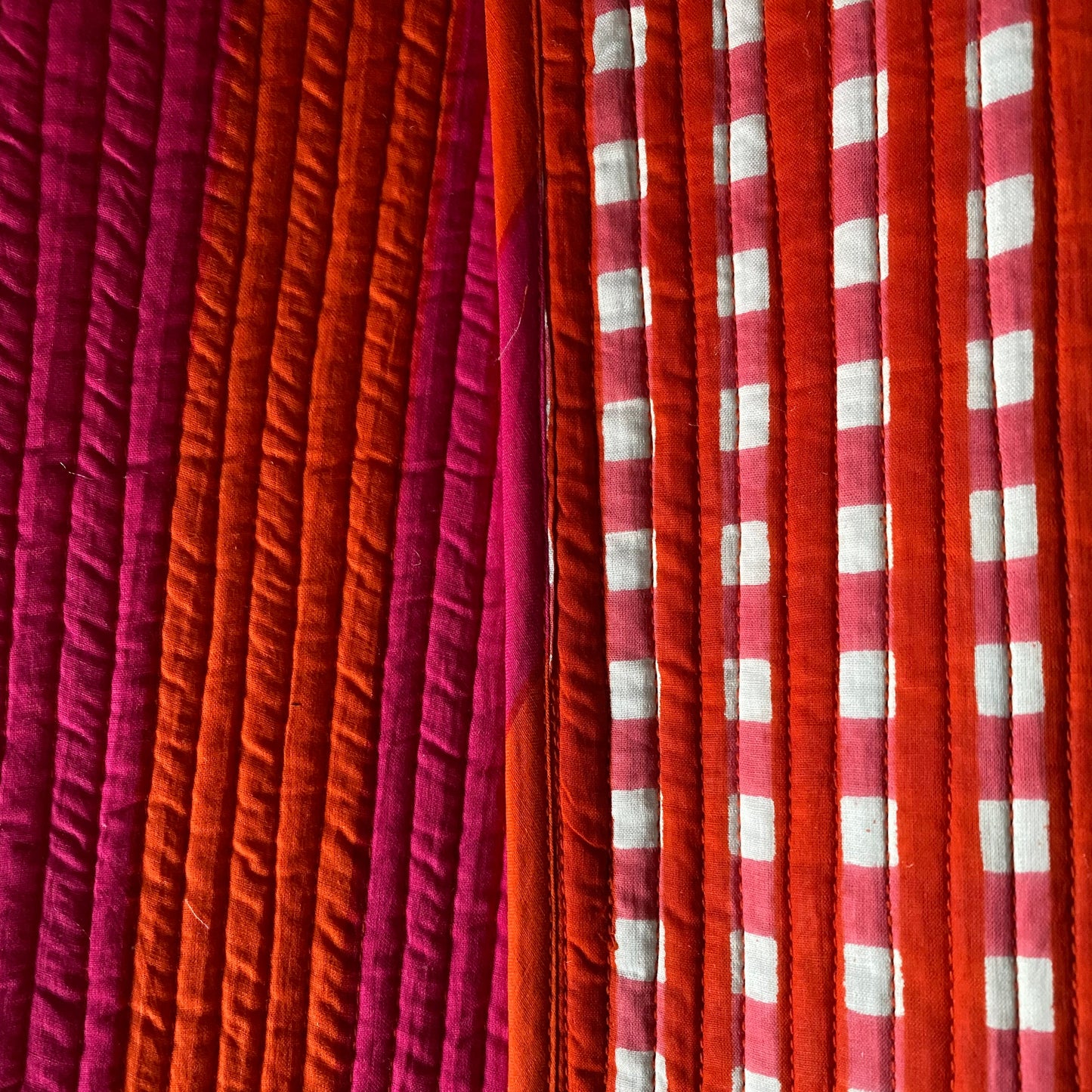 RAYA ANCHA NARANJA Y FUCSIA  CON CUADROS