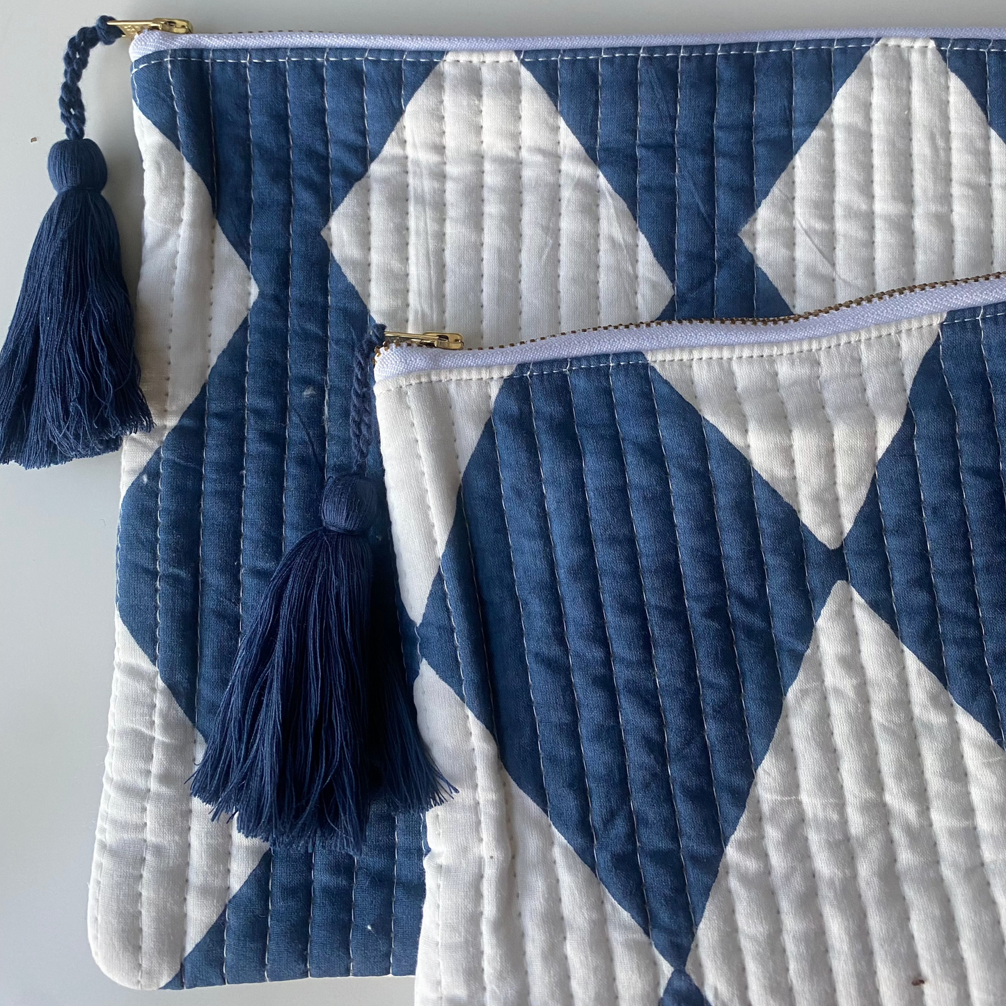 CARTERA ROMBOS AZULES Y FLORES