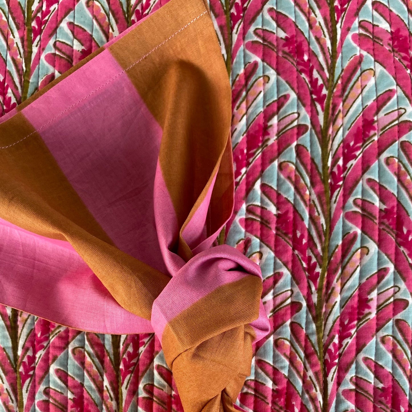 RAYA OCRE Y ROSA  Y PRINT ROSA Y VERDE