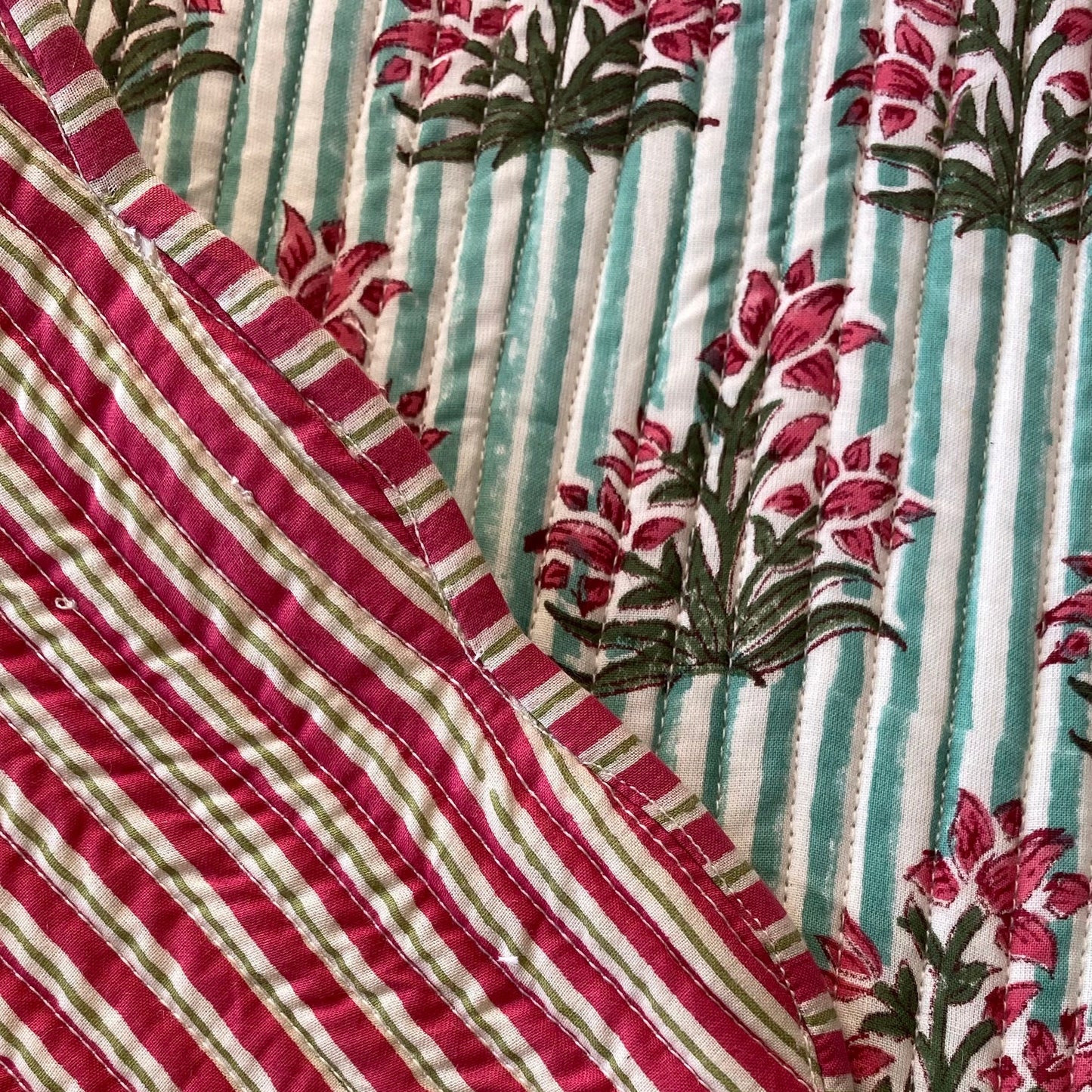 Flor guinda y raya verde menta