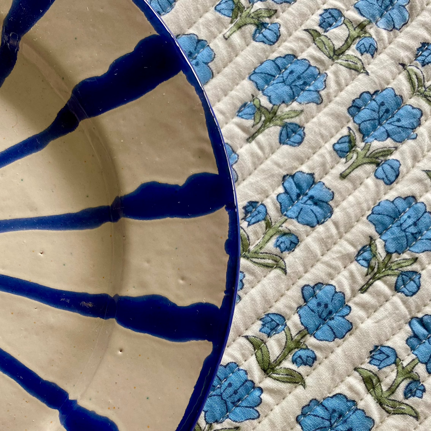 FLOR AZUL Y BLANCO
